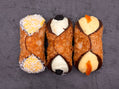 Heerlijke Cannoli Zomerse traktatie box met sinaasappel, mango en citroen cannoli, perfect voor een lekkere zomer snack.