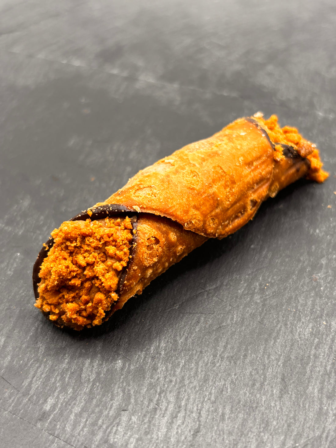 Heerlijke Cannoli Speculaas, ambachtelijk gevuld met romige speculaas-vulling, perfect voor bij een bakje koffie.