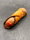 Cannoli L'Amore - Een heerlijk traditioneel Siciliaans gebakje gevuld met romige chocolade, versierd met een rood chocolade hartje.