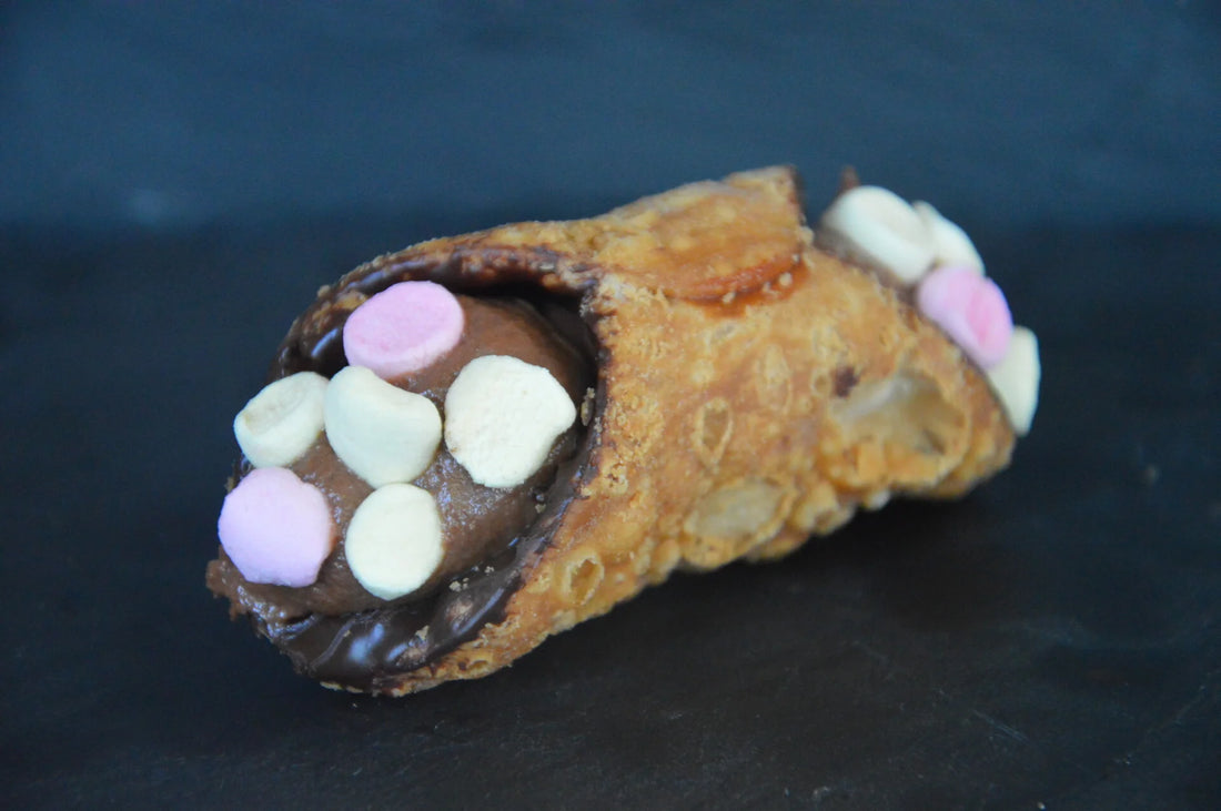 Heerlijke Cannoli kids 2 varianten gevuld met chocolade creme en versierd met marshmallows.