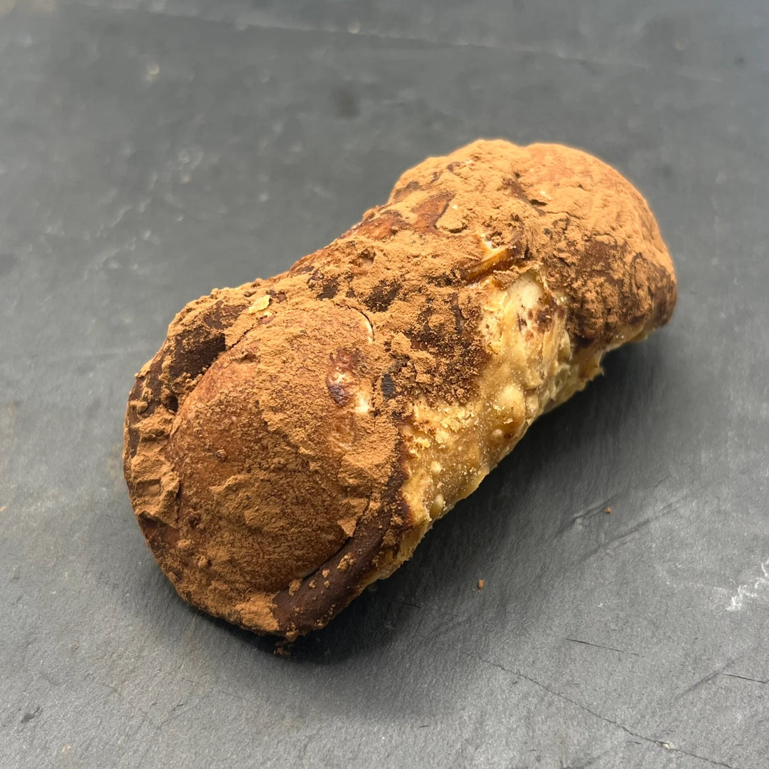 Heerlijke Cannoli Tiramisu van Holy Cannoli, ambachtelijk gevuld met romige tiramisu-vulling, perfect als traktatie met koffie.