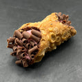 Geniet van onze Cannoli Lampone - Framboos, ambachtelijk gevuld met romige framboos-vulling, perfect bij een bakje koffie.