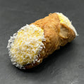 Heerlijke Cannoli Mango van Holy Cannoli, gevuld met romige mango-vulling, perfect voor bij de koffie.