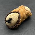 Heerlijke Cannoli Torta di Mele - Appeltaart, een traditioneel Siciliaans gebakje gevuld met romige appeltaart-vulling, perfect bij een kopje koffie.