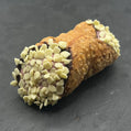 Overheerlijke Cannoli Mirtillo - Bosbes, ambachtelijk gevuld met romige bosbes-vulling, ideaal voor bij een kopje koffie. Proef Italië met dit traditionele Siciliaanse gebakje!